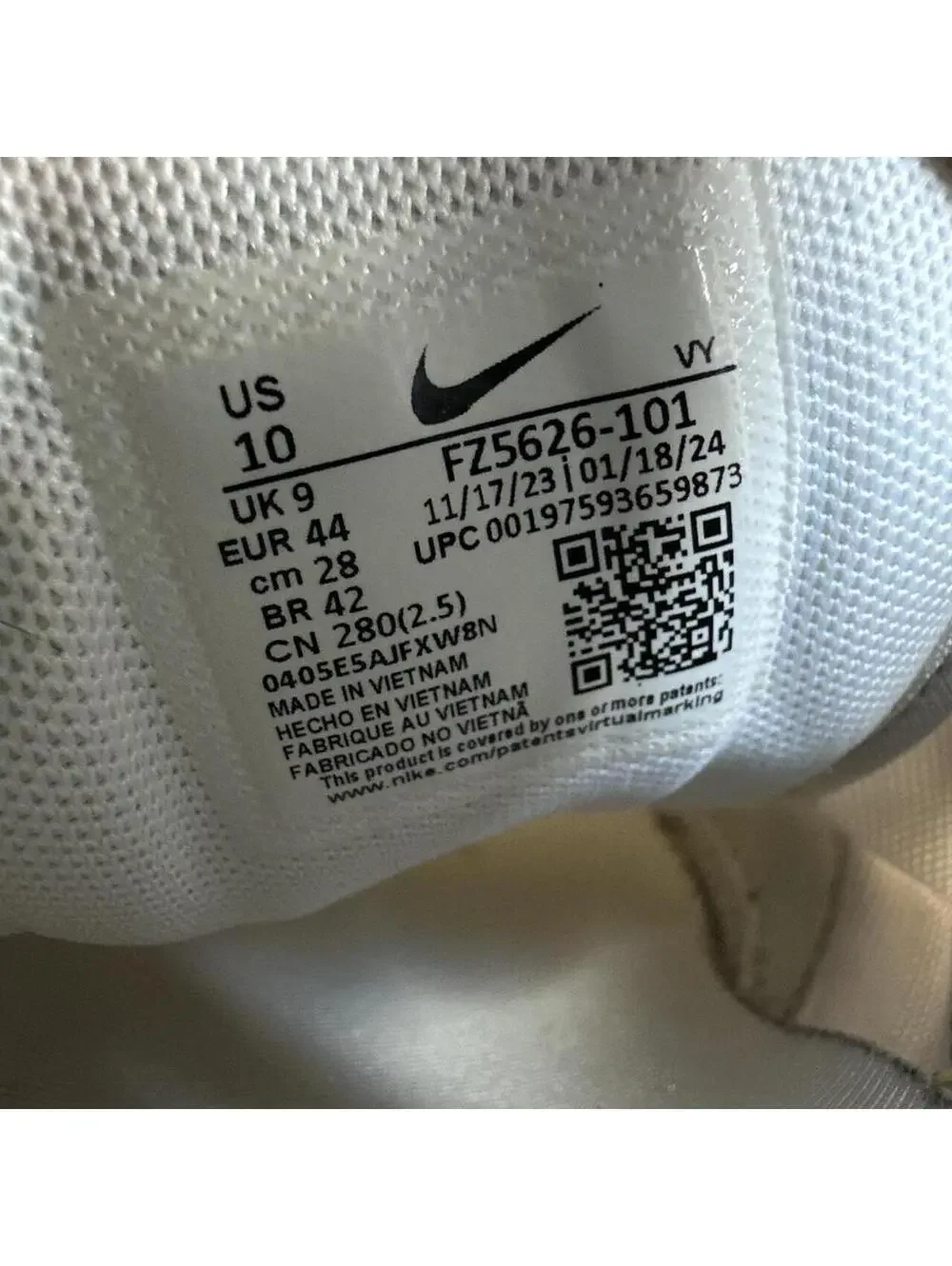 Nike Men's White and Cream Trainer